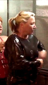 Otrok v latexu - drsná BDSM akce se třemi lidmi