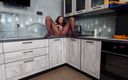 Pantyhose me porn videos: Mogna Gilf Iris kåt i svart strumpbyxor i köket