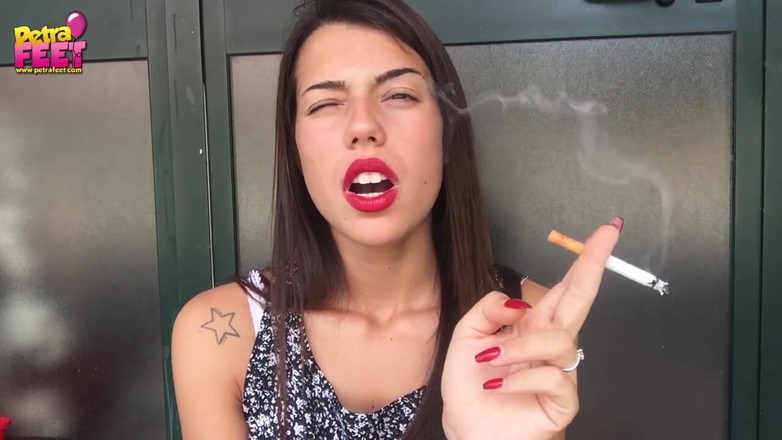 Smokin Fetish: Remaja manis pertama kali merokok di kamera