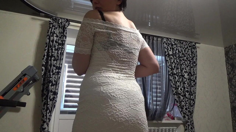 Sexy Milf: En seksi kıyafetim n2 senin için küçük beyaz elbiseyi modelliyor