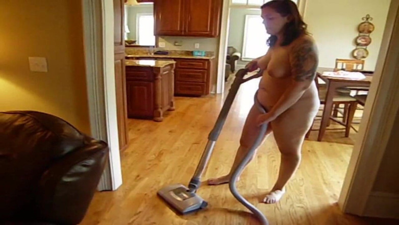 Sexy Amateurz: Bbw tatuata che si pulisce la casa