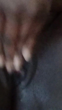Geiles schwarzes mädchen spielt mit ihrer muschi