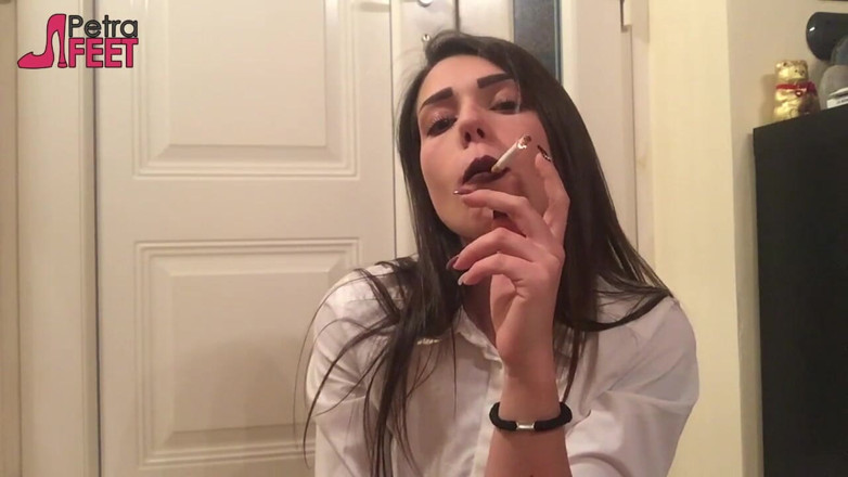 Smokin Fetish: Супер сексуальная итальянская девушка соблазняет всех своим курением