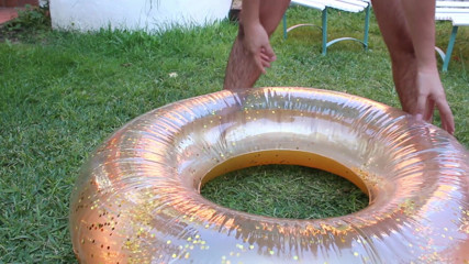 Inflatable Lovers: Înot cu sclipici