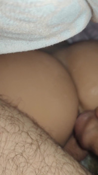 Junger twink spielt mit seinem stiefvater und einem analspielzeug