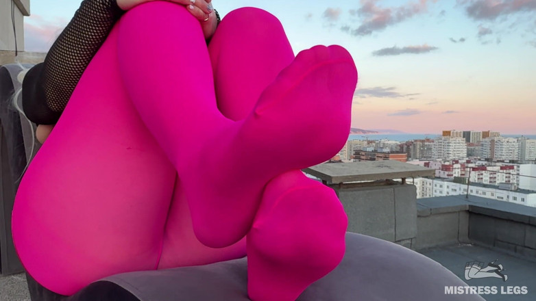 Mistress Legs: Růžový nylonový škádlení na střeše při západu slunce - Nohy a velký...