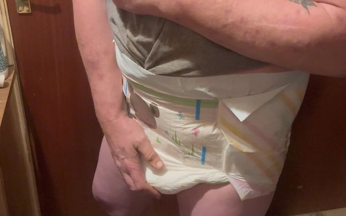 Littleejtime: Standing Look at the Nappie Diaper I’m Putting on