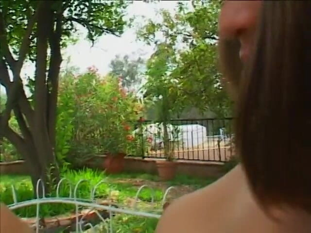 Asian Club: Vulpița asiatică bombată o face să ia o muie orgasmică în...