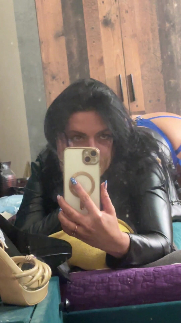 MilfyCalla: Tante seksi dengan lingerie seksi &amp; mantel panjang - fantasi pov