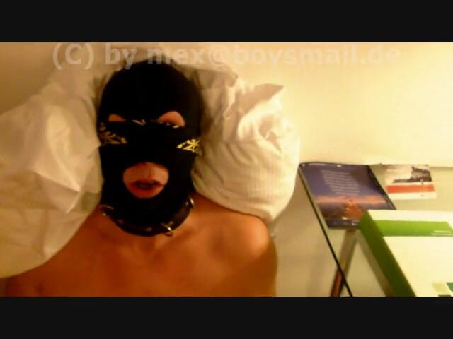 Coole Boys: Young top using naked slave guy in hotel room