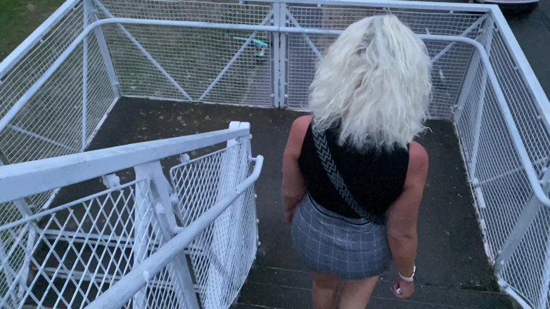 MartinsMrsMilf: Night Out jen já v mini šatech na noční venku, oh...