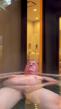 Desnudándose Y Metiéndose En El Jacuzzi.