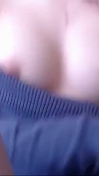 Latina com peitos naturais se masturba em frente da câmera