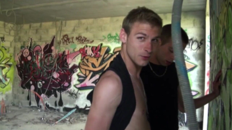 FRENCH PORNSTARS FUCKERS: Gang bang z twinks na zewnątrz