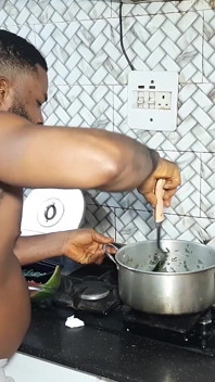 Cinquanta scopa ladygold in cucina con il suo lungo e grosso cazzo nero bbc mentre krissyjoh è impegnata a cucinare - parte 2
