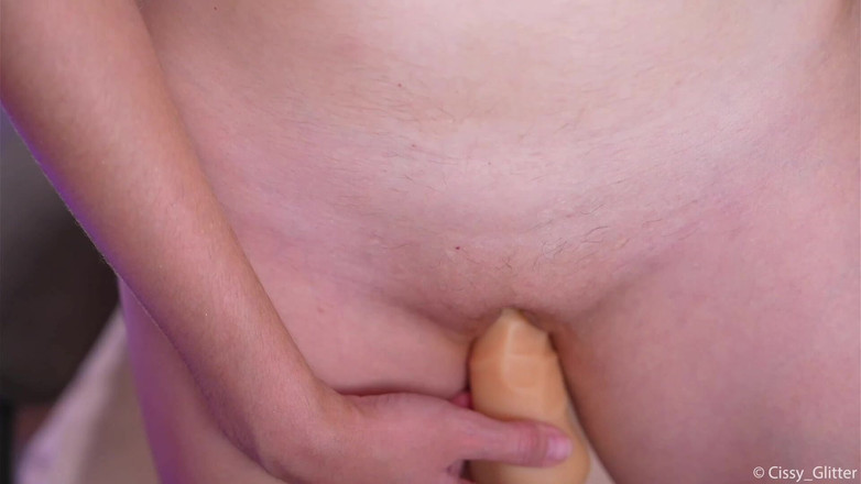 Cissy Glitter: Scopata con un dildo al primo piano