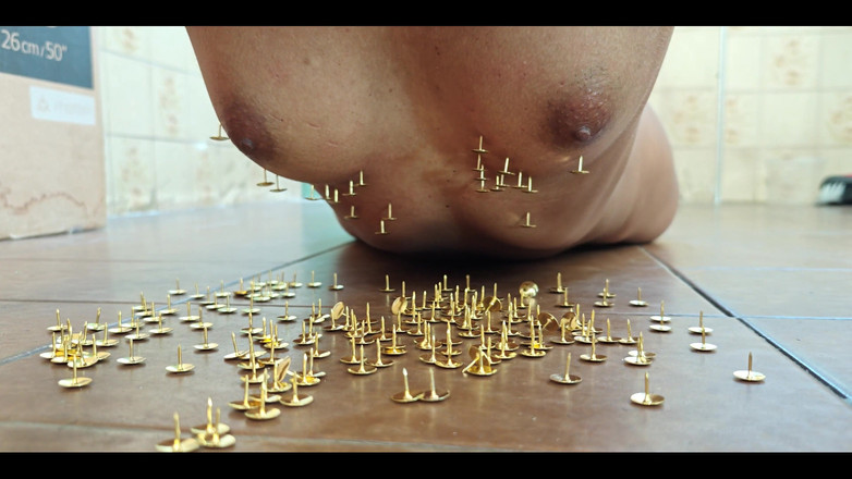 Lily Slav: Ein bisschen masochistisch-sub liegt auf Daumenbindern