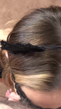 ¡La rubia cachonda Alexis James le hace una mamada a la polla dura de Logan!