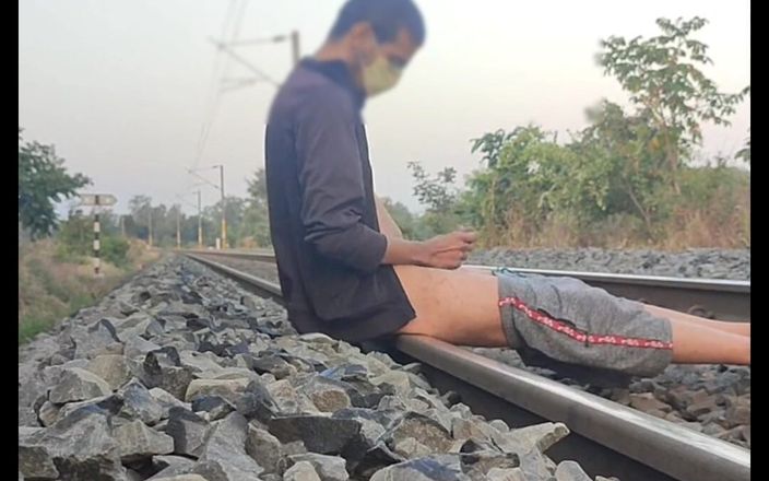 Tani: Masturbazione in linea ferroviaria