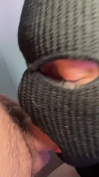 레오 불가리, 브렛 타일러와 비밀 빨기에 침과 정액으로 발라클라바에 서명