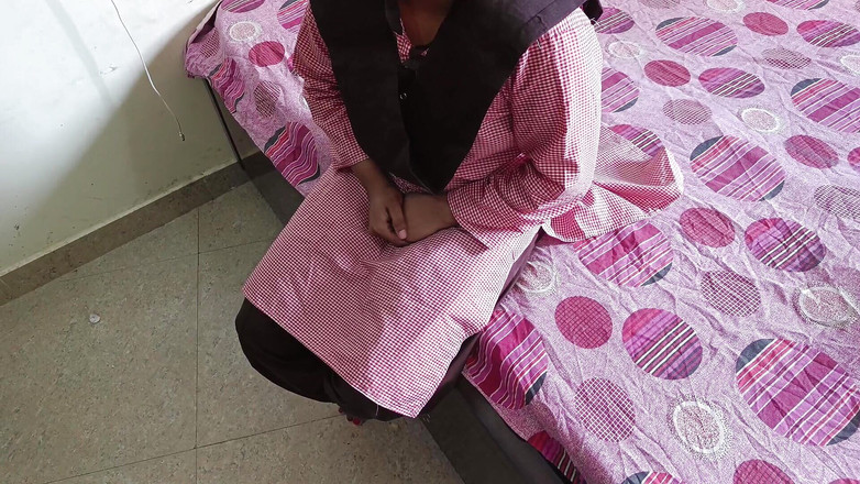 YOURAMRITA04: 印度农村大学生以狗式姿势和男友痛苦地性交