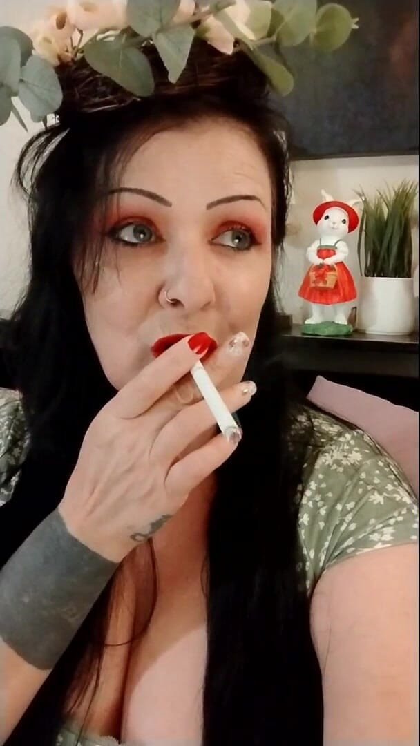 Abby Anna: Tante seksi dengan lipstik merah lagi asik merokok
