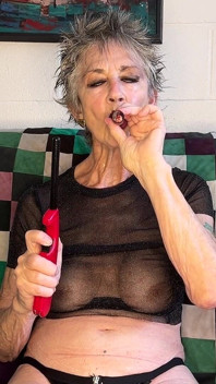 Une fille fume et baise et suce