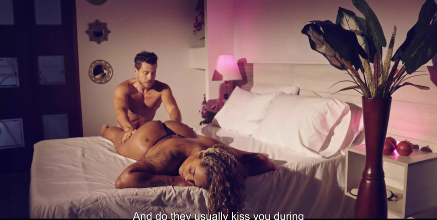 Carla Morelli: Carla Morelli lamida y follada profundamente en perrito después de...