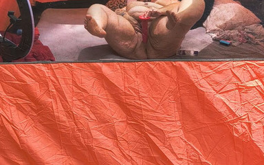 HerculesnVENUS: Грязный незнакомец прохаживает мимо, наблюдая за этой шлюшкой выскользнув дилдо внутри