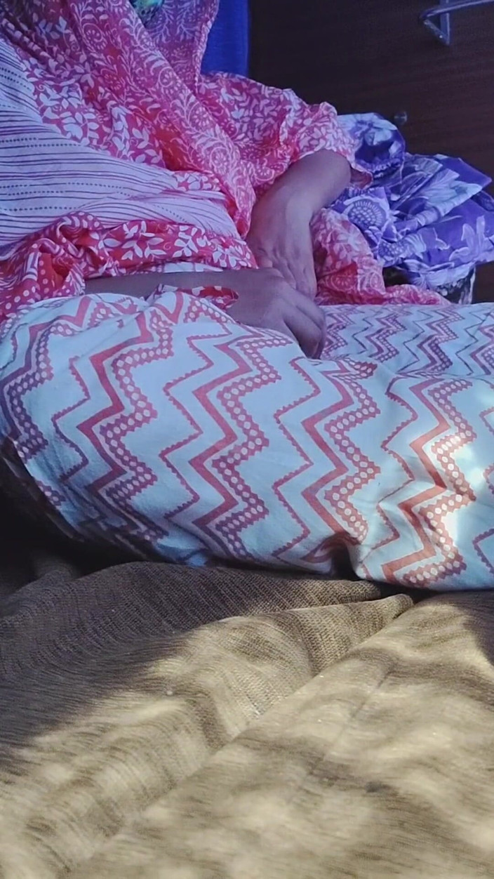 Khushboobhabi: La niña sacó un pene de plástico de su bolsa