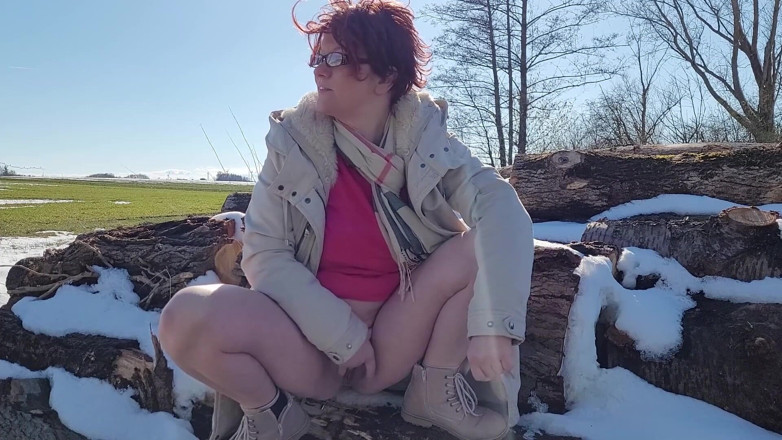 Popp Sylvie: Massaged my cunt outdoors