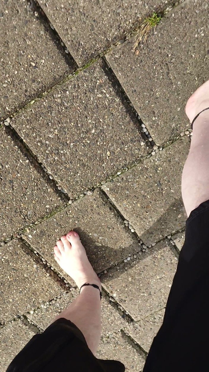 Footfetish: Blootsvoets in De Noordzee in September in Wangerland