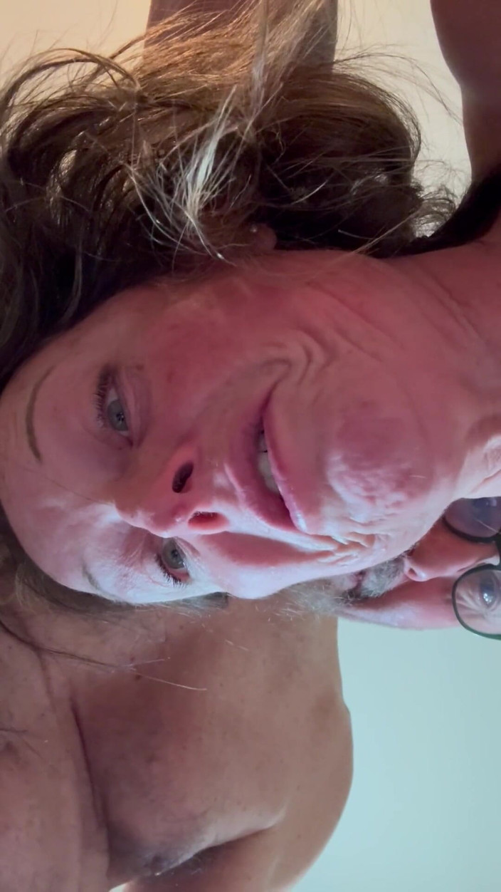 Bonewizzard69: Zkažená milfka kouří ptáka zblízka a prstí péro a koule