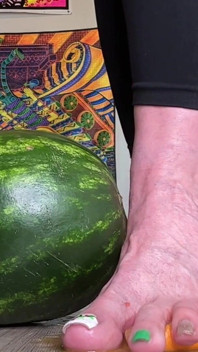 67 gigantas de talla 16 pies cámara lenta aplastan naranjas y destrucción de sandía en cámara lenta