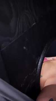 纹身熟女卡特詹姆斯在热辣的群交性爱中被狠操