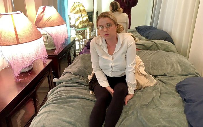 Erin Electra: Stiefdochter helpt met het maken van een porno - wordt gecreampied