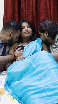 Una ragazza sexy ha scopato il suo vicino due ragazzi, trio hardcore sexy