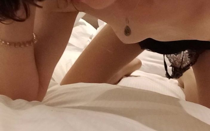 TSiris: Fată transsexuală se simte sexy în camera de hotel