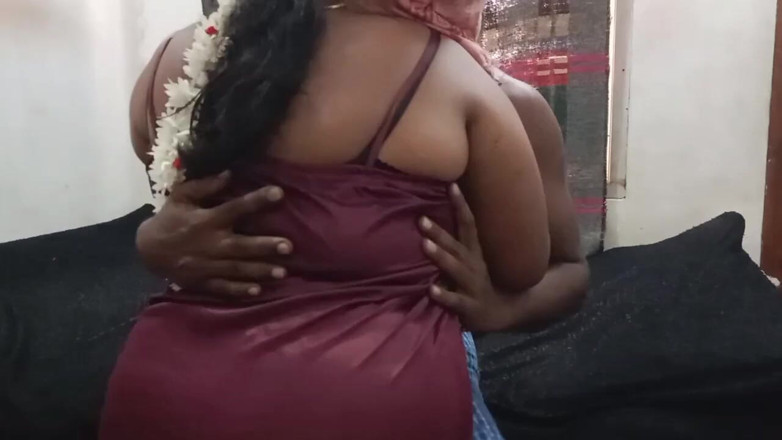 Santhi89: Une femme au foyer tamoule sexy se fait baiser