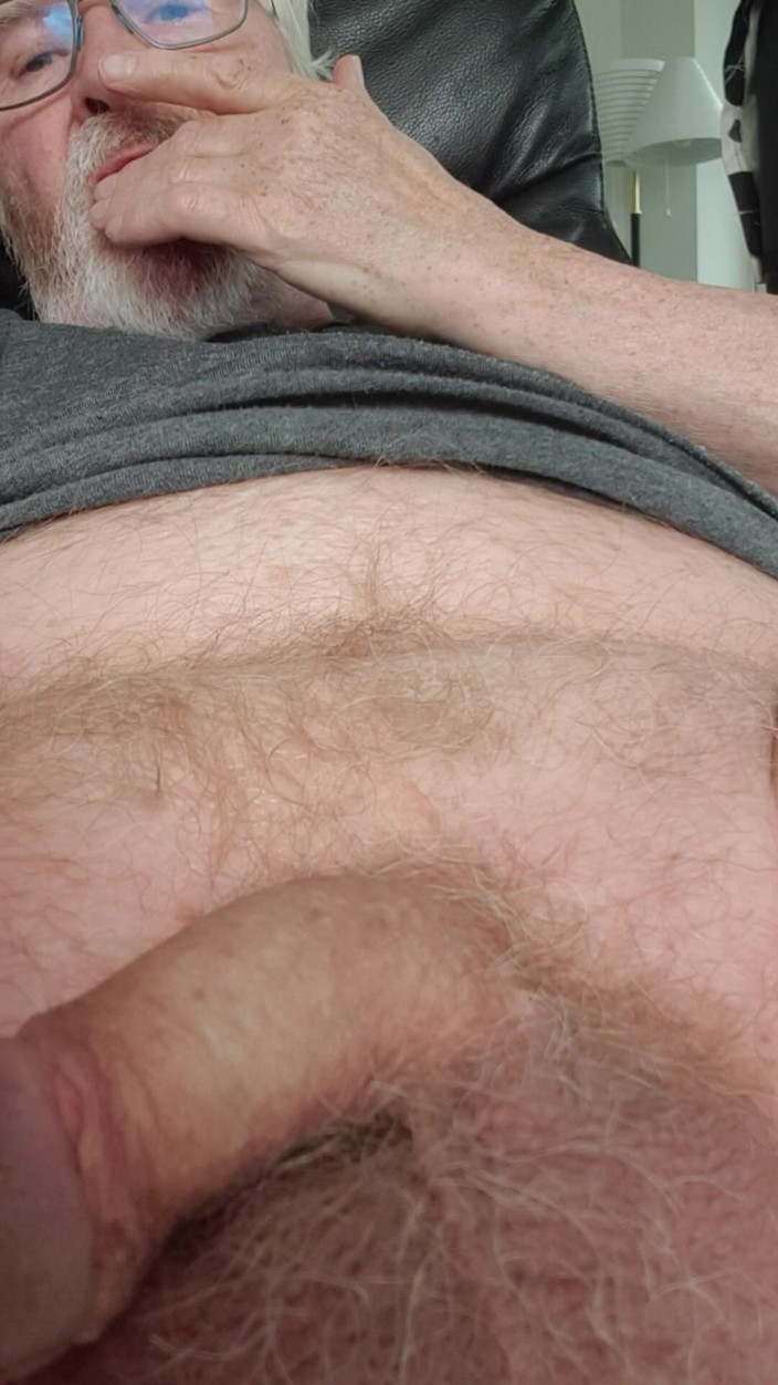 Redhairy4u: Крихітний член мастурбує, смакує власну сперму