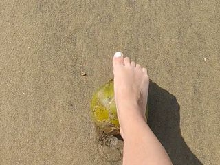 Foot Files: Файлы ступней: самостоятельный массаж с кокосового кокоса на пляже