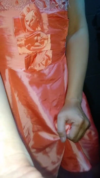Crossdressing dan memakai air mani– awek satin parti merah jambu pakaian mini