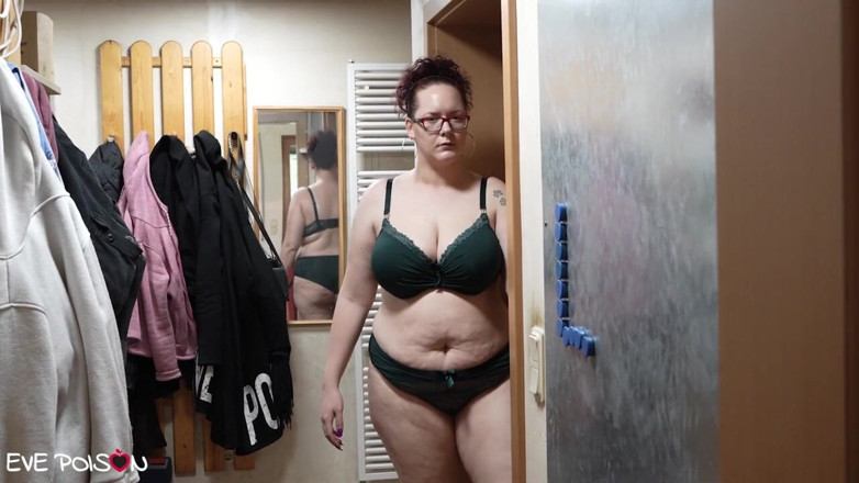 Eve-Poison: MILF lesbian berbogel dan mengongkek pepek mereka dengan dildo