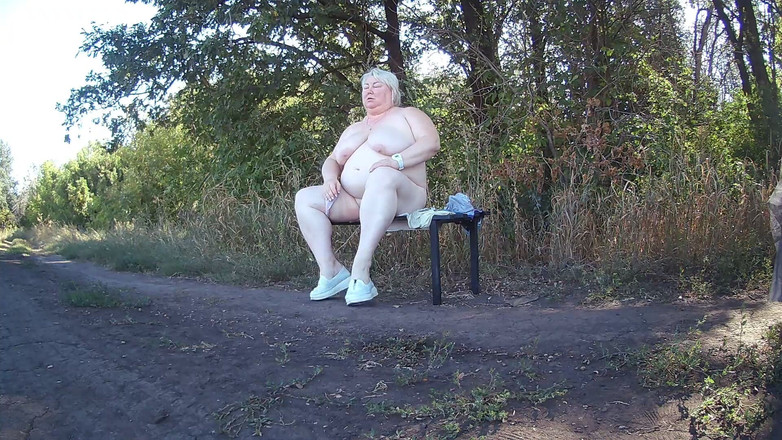 Zona901: La suocera nel parco si spoglia e si masturba all'orgasmo...