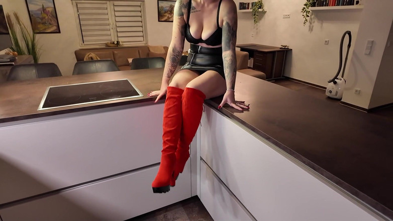 Nina Devil: 我会穿着火辣的衣服勾引你！
