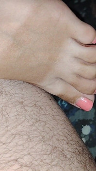 I Played a Little with My Stepsister's Feet, She Pretended Not to Notice It