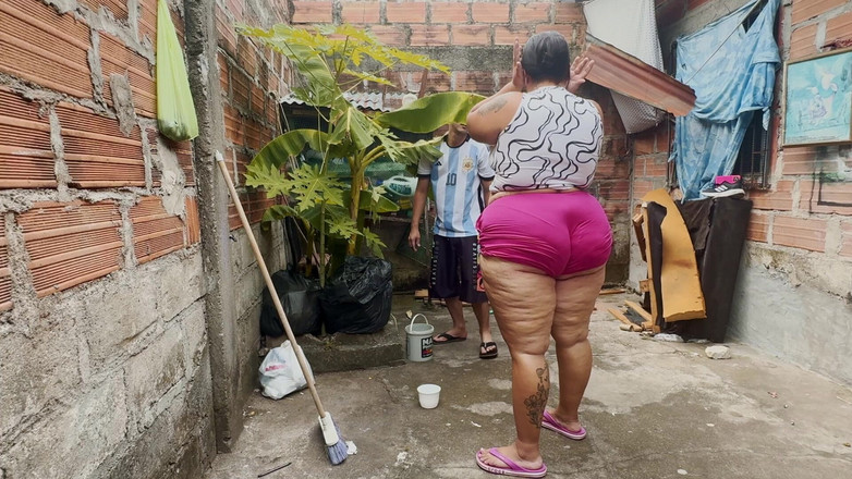 Lexly_16: Извращенная милфа трахает своего сотрудника на работе