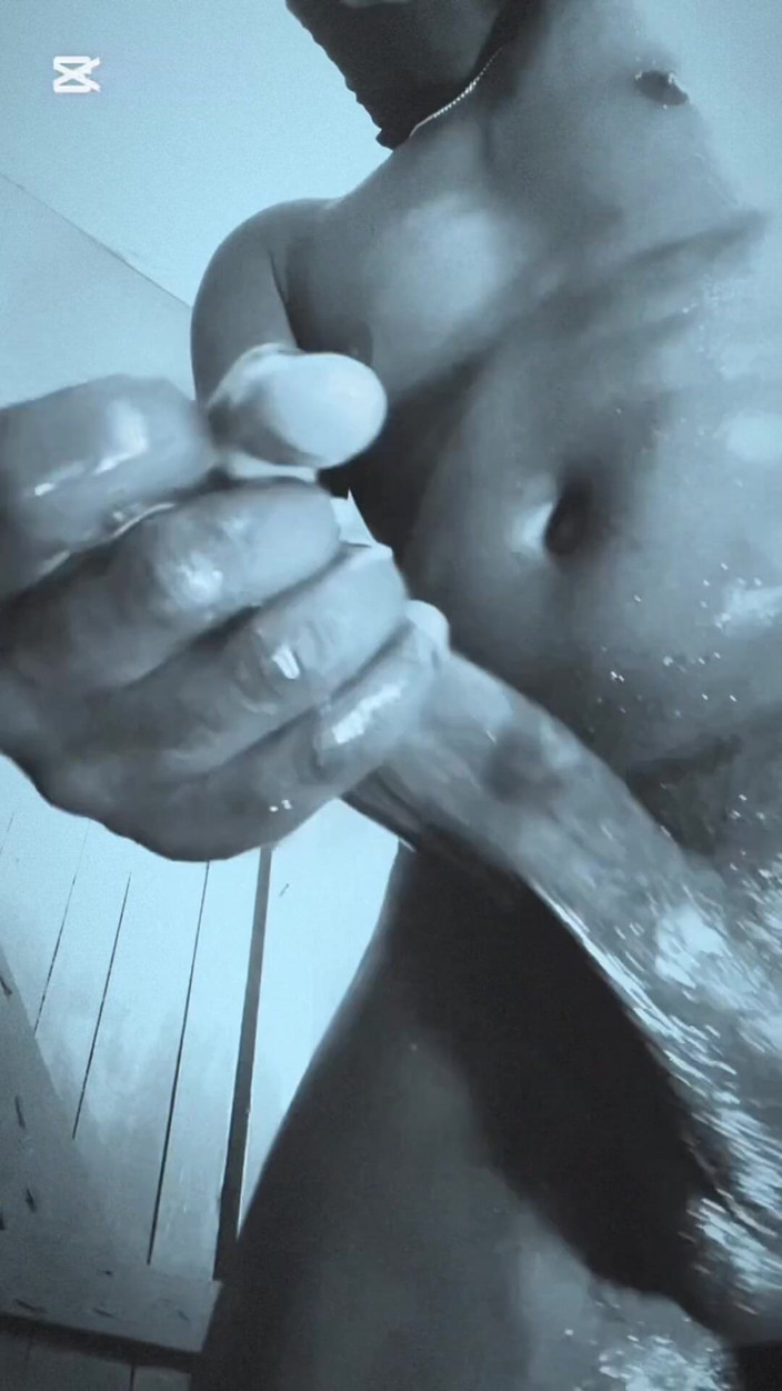 Bbc-godaddy: 第1部分 大黑屌主育种者粗暴地抚摸和敲打他的大鸡巴直到他干