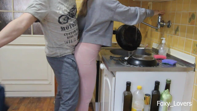Foxy_Lovers: ฉันเย็ดเธอแบบเซอร์ไพรส์ตอนที่เธอกำลังล้างจาน - เย็ดเร็วในครัว