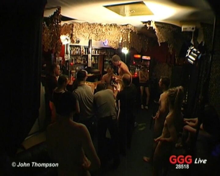 GGG John Thompson Classic Retro: GGG - ブロンド・ベイブがステージで集団交わされたライブ